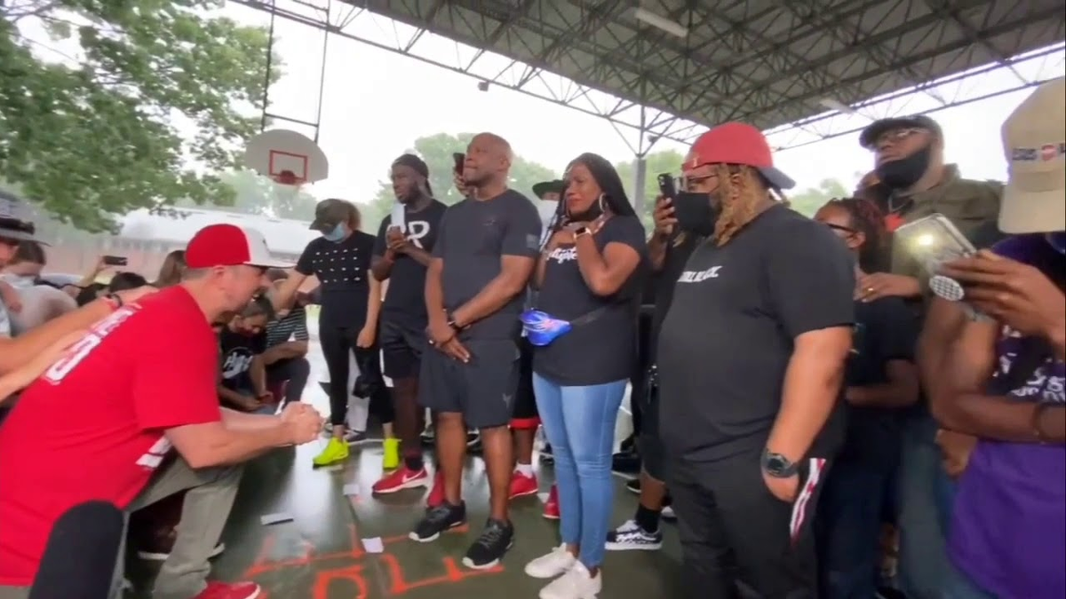 George Floyd protests Houston Texas white parishioners kneel for forgiveness fro (Джордж Флойд протестует в Хьюстоне, Техас. Белые прихожане преклоняют колени, прося прощения.) - https://yandex.ru/images/search?from=tabbar&img_url=https%3A%2F%2Fi.ytimg.com%2Fvi%2FQz28W2WqQ-w%2Fmaxresdefault.jpg&lr=101655&p=1&pos=3&rpt=simage&text=фото%20американцы%20целуют%20сапоги%20неграм. Может быть это и фейк?! Но и наше ТВ подобные кадры показывало.