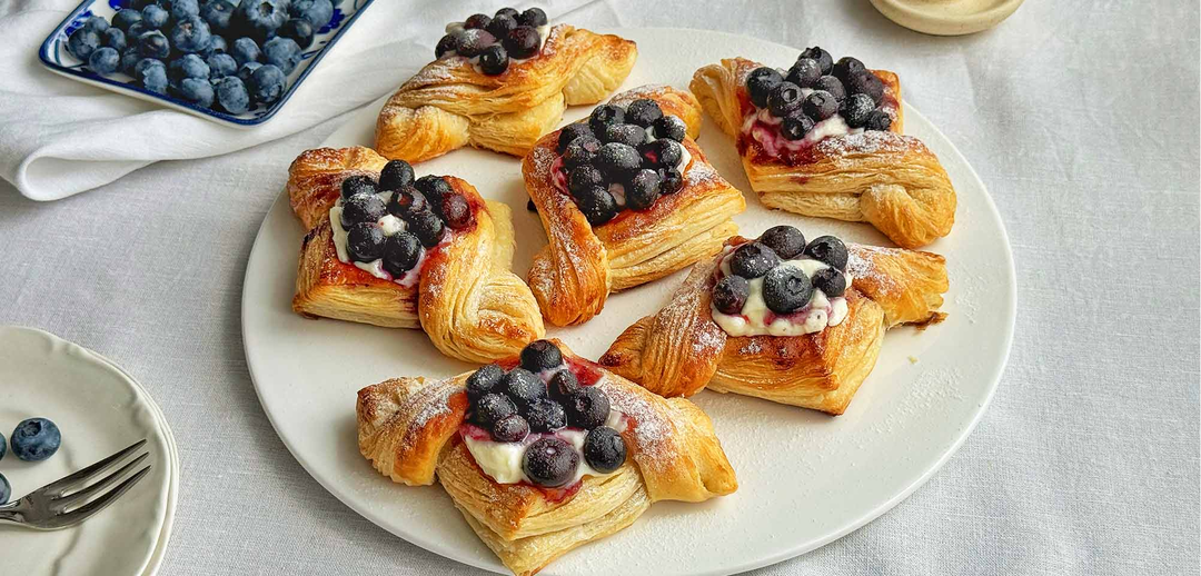 Рецепты из готового слоеного теста за 30–40 минут: 15 идей выпечки с начинками