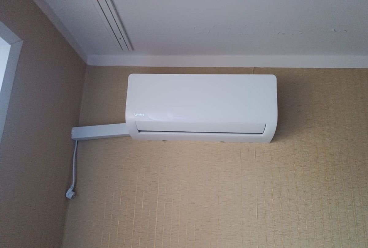 установка кондиционеров Midea через балкон