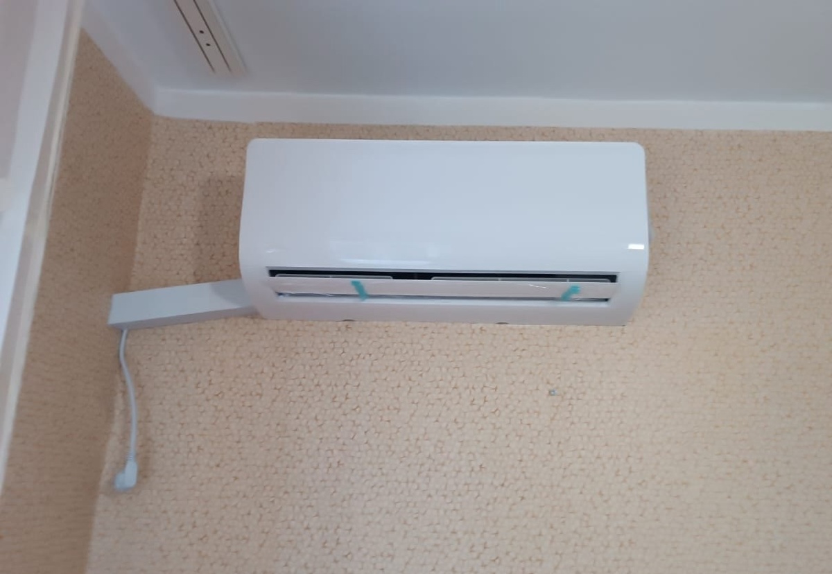 установка кондиционеров Midea через балкон