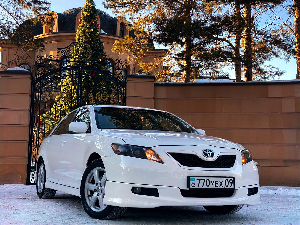 1-е отличие "SE" комплектации: накладки на бампер перед/зад, сеточная решетка радиатора, иные накладки на пороги, накладка багажника, колесные диски r17.