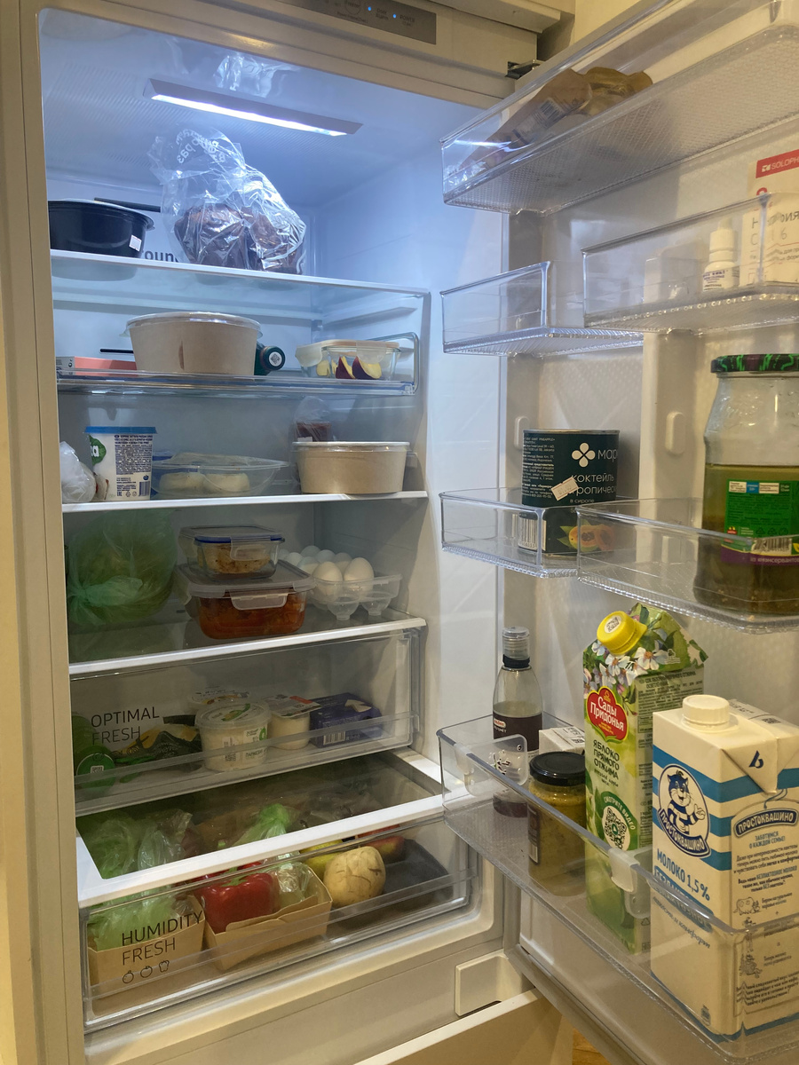 Мой холодильник после того как я сегодня выкинул полное ведро испорченных продуктов.