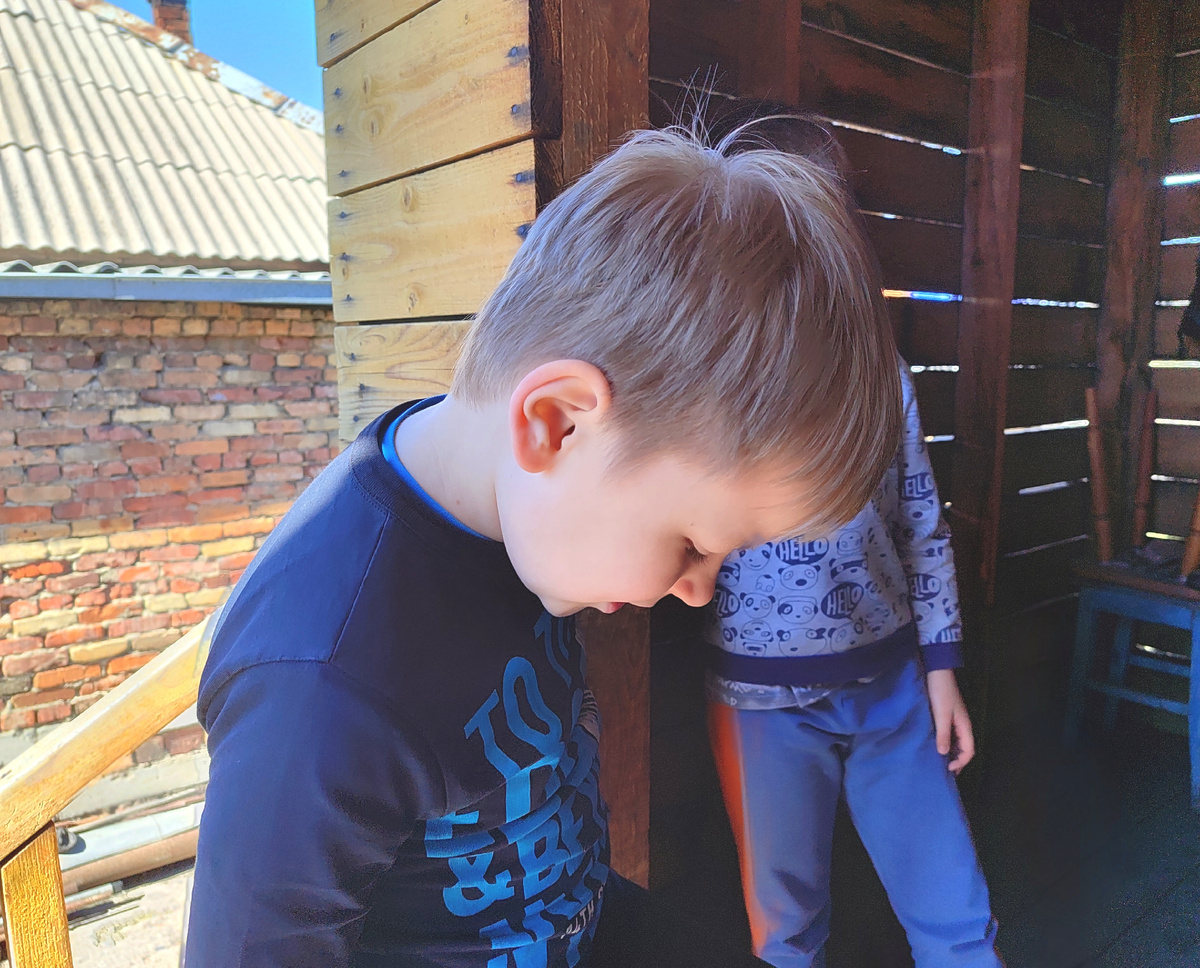 Попросила детей в камеру посмотреть, чтобы сфотографировать. Посмотрели