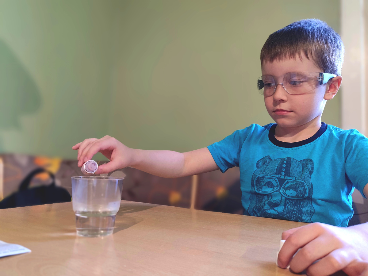 В очках защитных