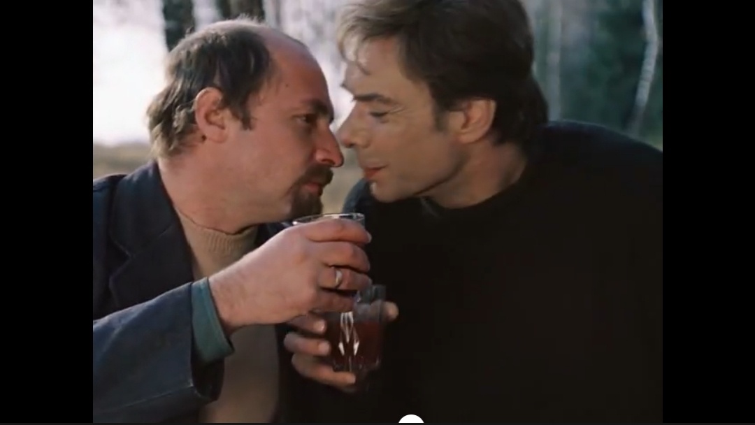 Один из "академиков". У супермегаслесаря не может быть низкостатусных друзей - исключительно высокостатусные академики.