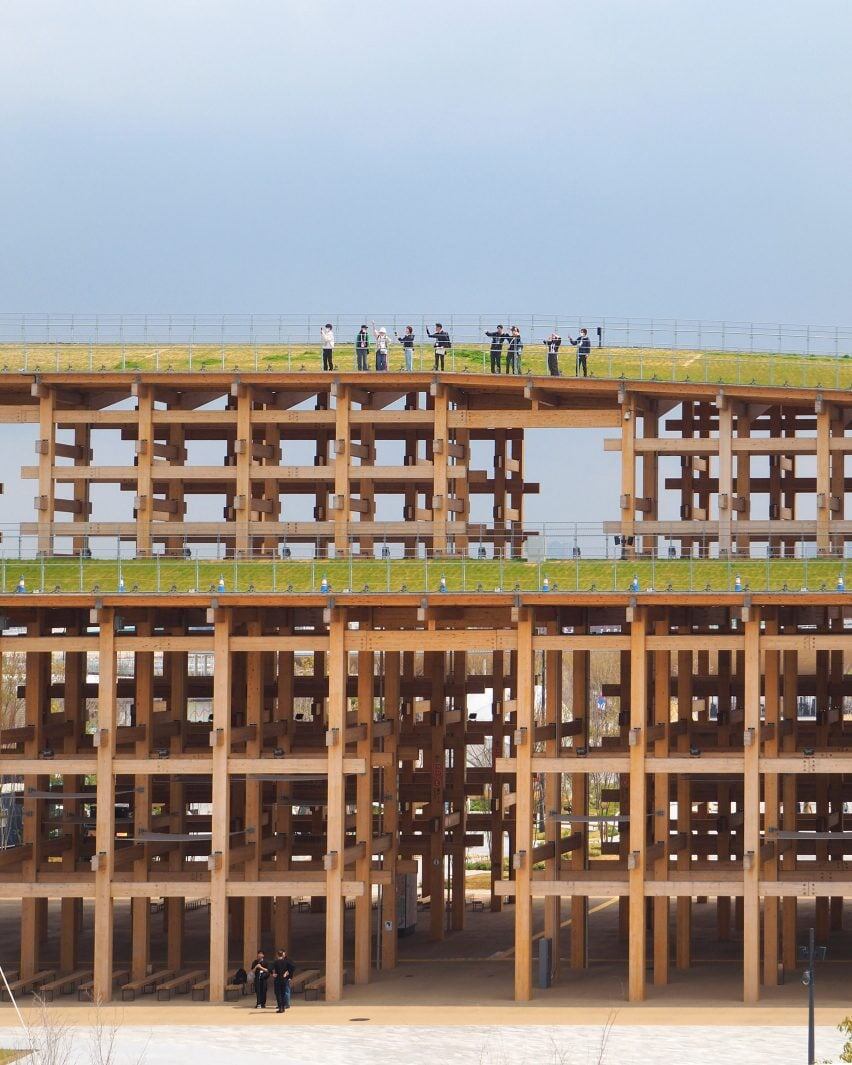 Источник изображения - https://static.dezeen.com/uploads/2025/04/the-grand-ring-sou-fujimoto-architects-expo-2025-osaka-japan_dezeen_1704_col_19-852x1065.jpg