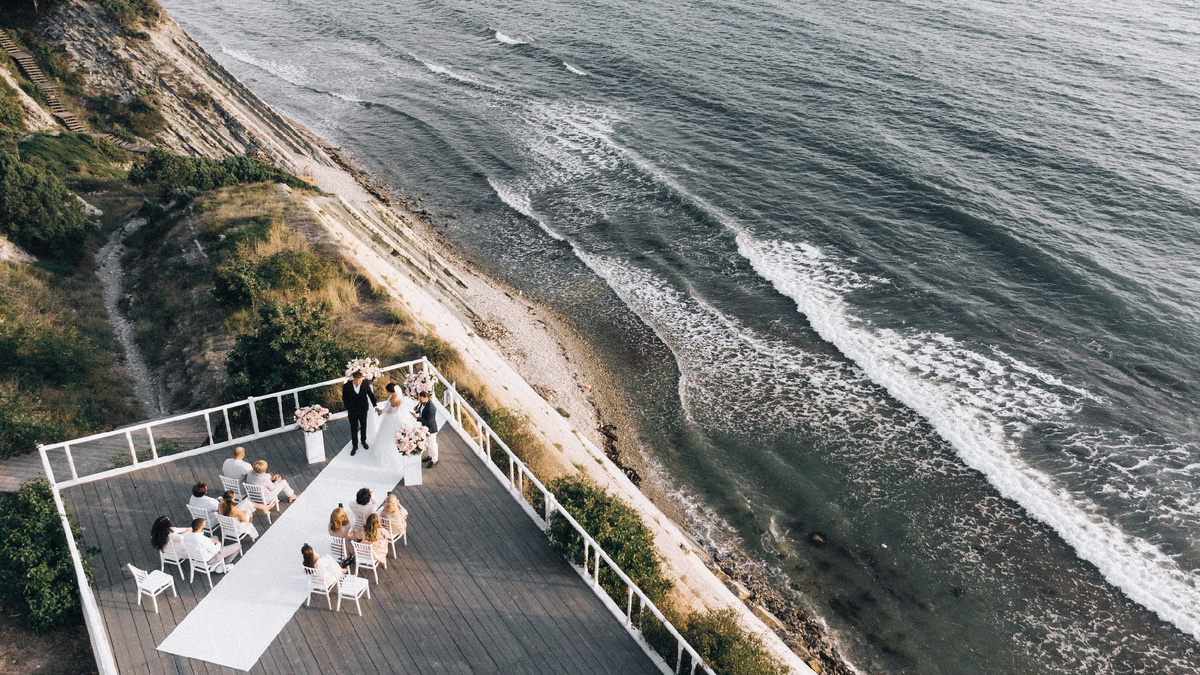 Свадьба на краю берега. Здесь каждая деталь имеет значение, но главное — не идеальность, а чувства.