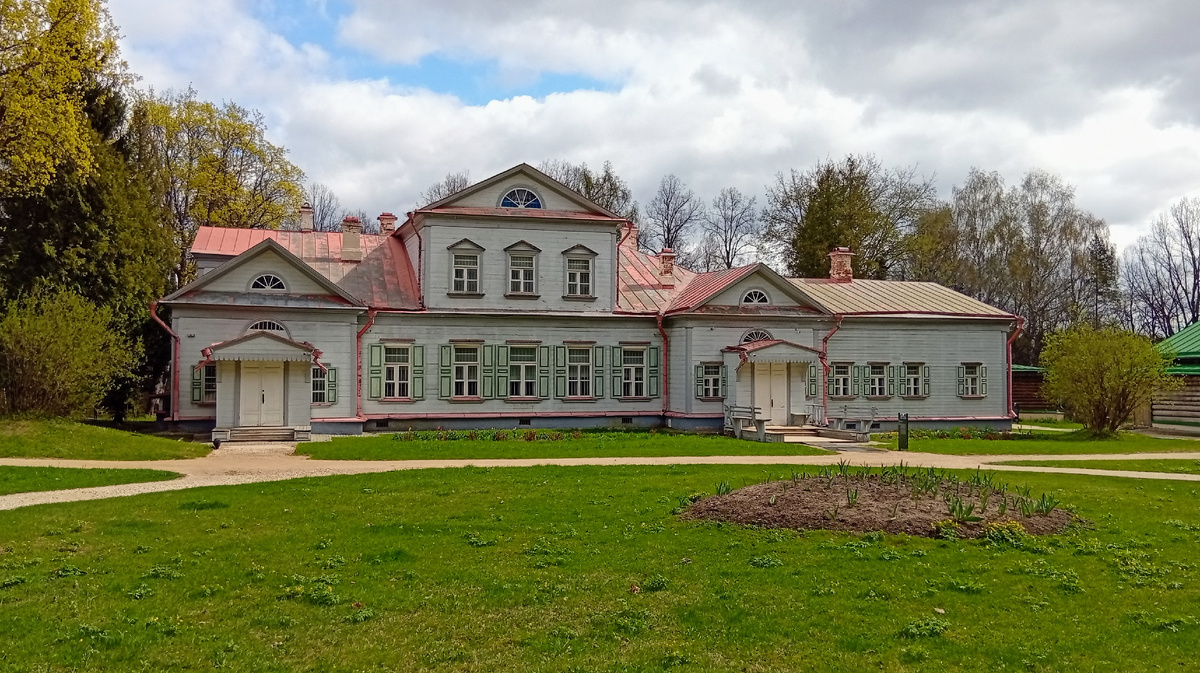 Главный дом усадьбы. Фото из личного архива автора.