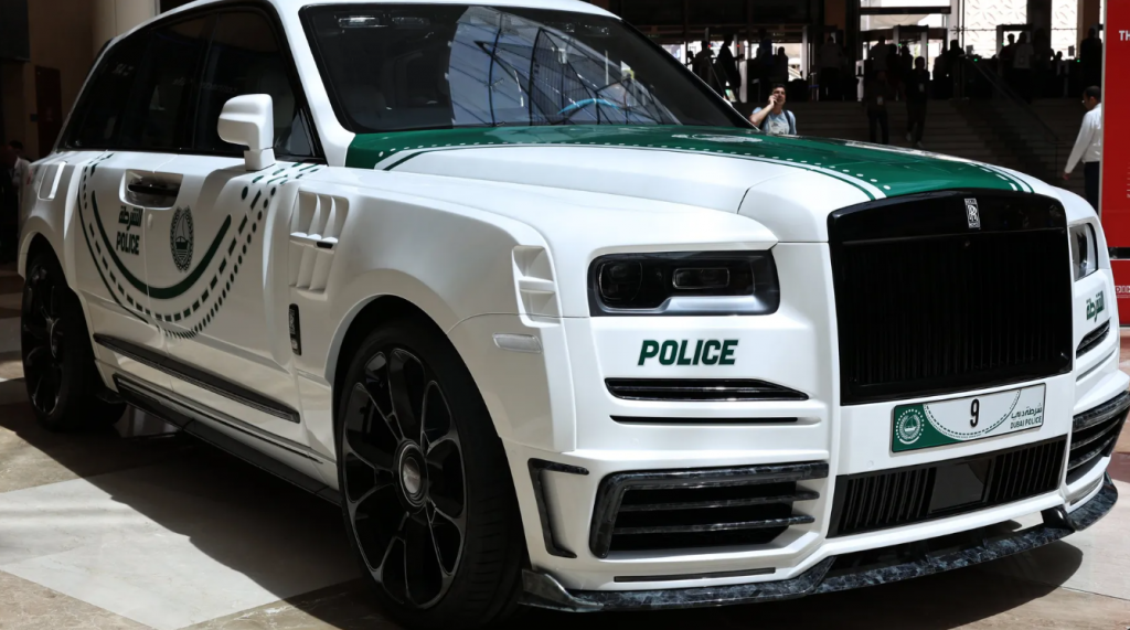 Rolls-Royce Cullinan для полиции Дубая получил более мощный двигатель, оригинальный обвес и ряд других особенностей.