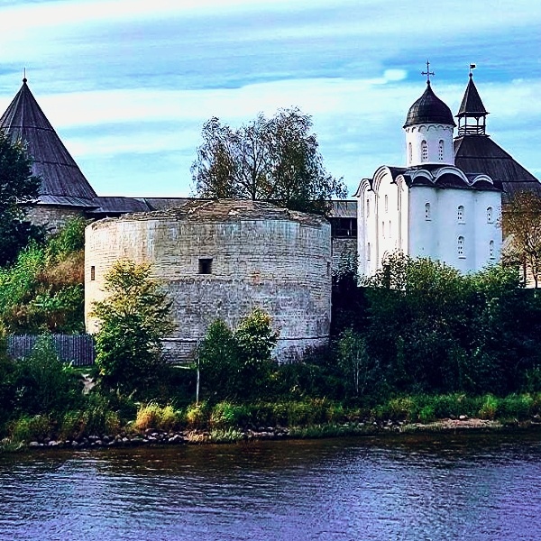 Крепость, расположенная в селе Старая Ладога на Ладожском мысу, при впадении в Волхов реки Ладожки (Елены)