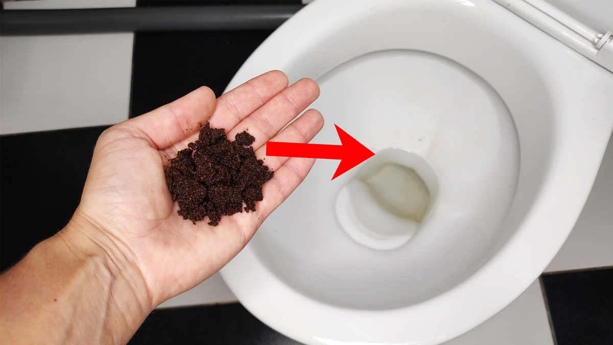 Насыпьте кофе в унитаз
