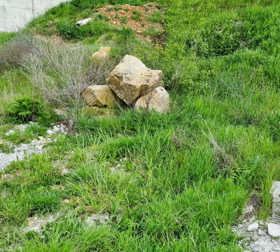 Вид этих валунов так обманчив. На самом деле они очень большие и сдвинуть их с места можно только техникой.