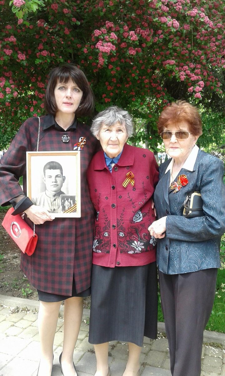 Рядом со мной моя любимая тётя Вера, рядом с ней моя мамочка, награждена медалью "Труженник тылв" май 2018.