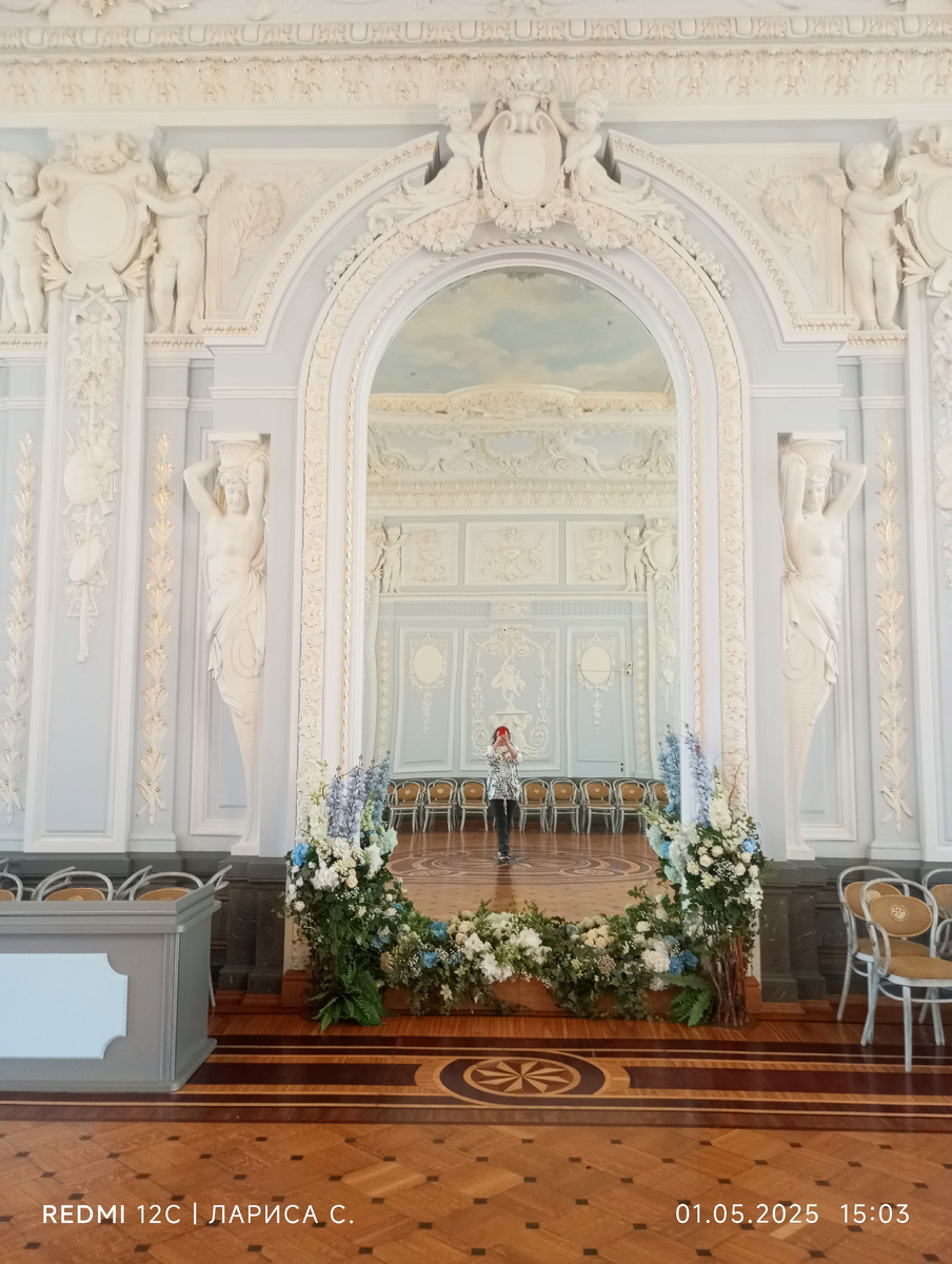 В усадьбе Рукавишникова. Это я.