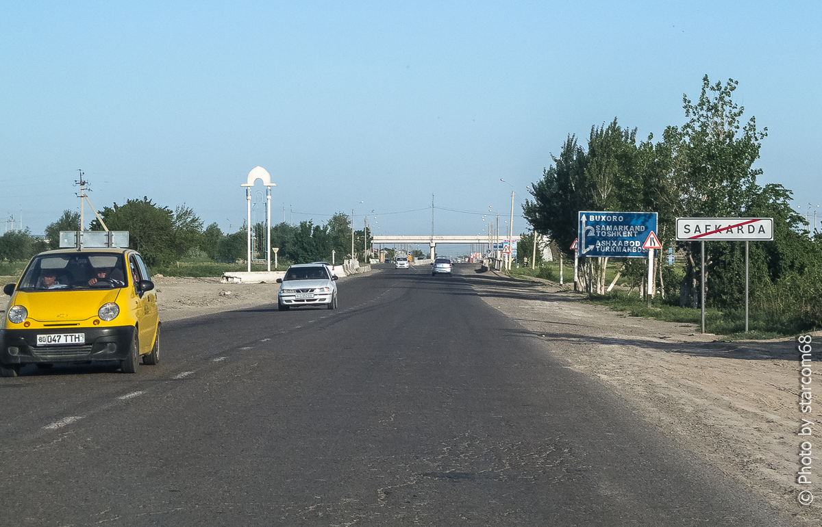 Выезд из кишлака Сафкарда. Впереди развязка так полностью и недостроенной объездной Бухары. Сделан только северный обход.