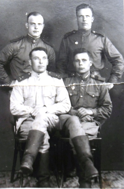 Николай Васильевич сидит справа