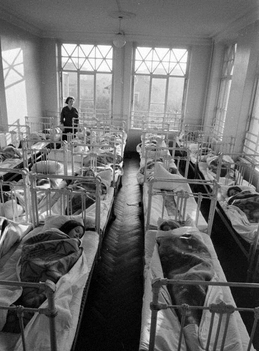 Примено так выглядела спальня в моем садике.