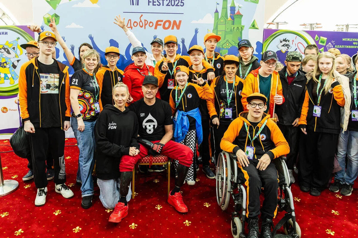     Участники соревнования с Романом Костомаровым