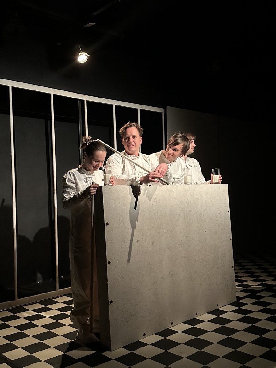 Сцена из спектакля «Заводной апельсин». Камерный театр Малыщицкого (СПБ). Фото автора.