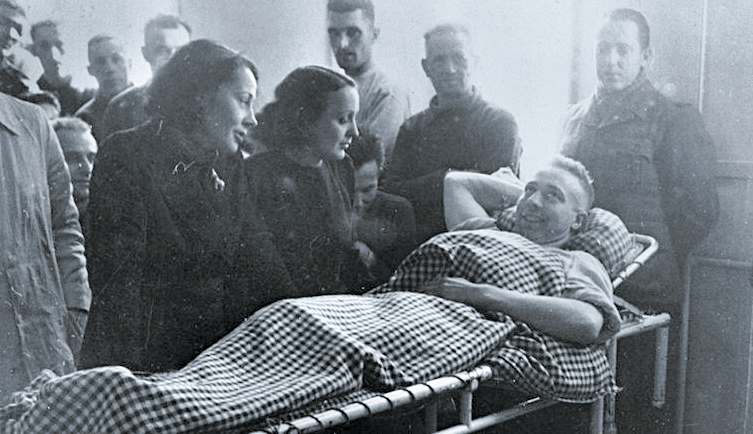 Певица во время посещения раненых в госпитале.