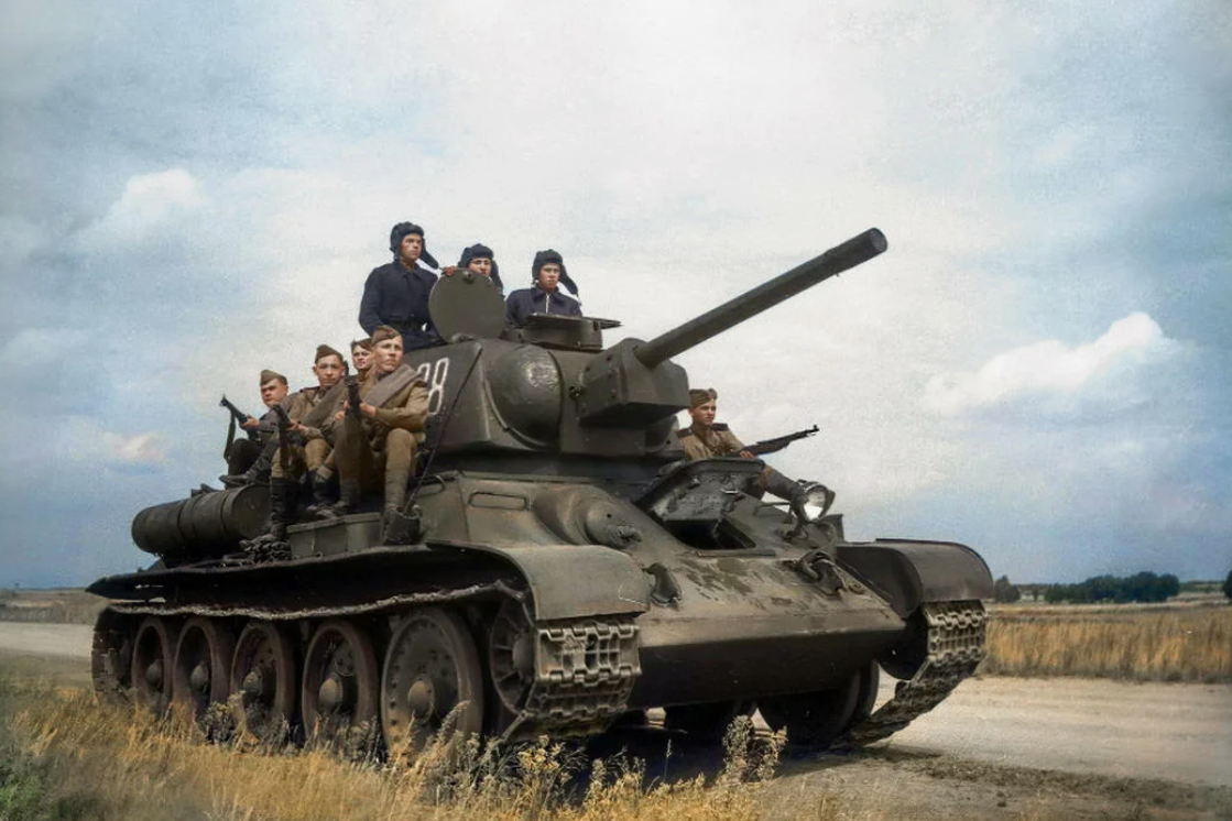 Классический Т-34 образца 1942 года, самый массовый. Это они вытягивали войну. Красавец Т-34-85 уже добивал врага. Фото архив МО РФ