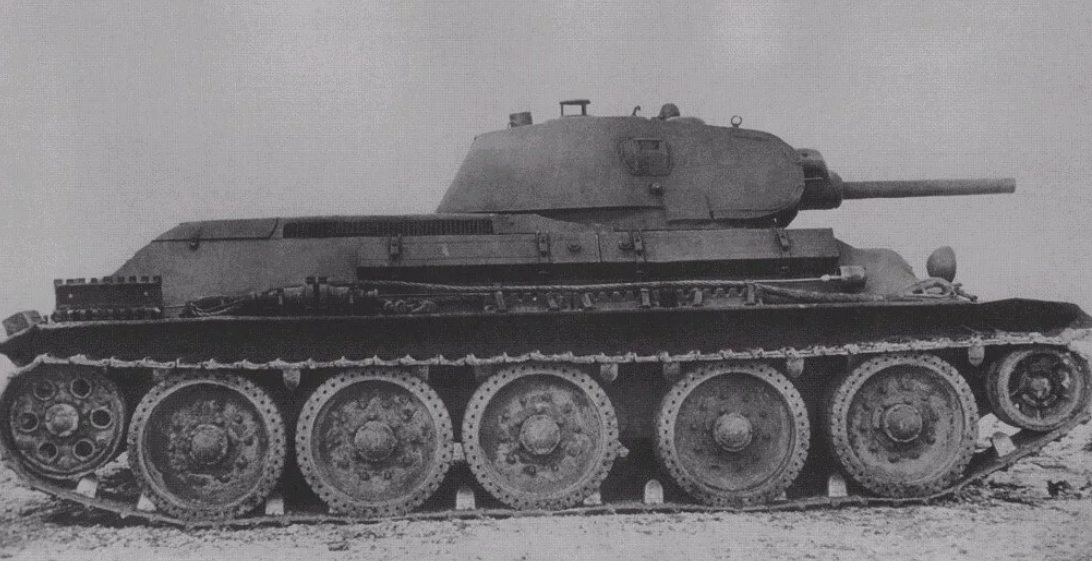 Предсерийный образец Т-34 обр 1944 года. Именно такие начали производить на ХПЗ в мае 1940 года. Фото НИИ бронетанковой техники.