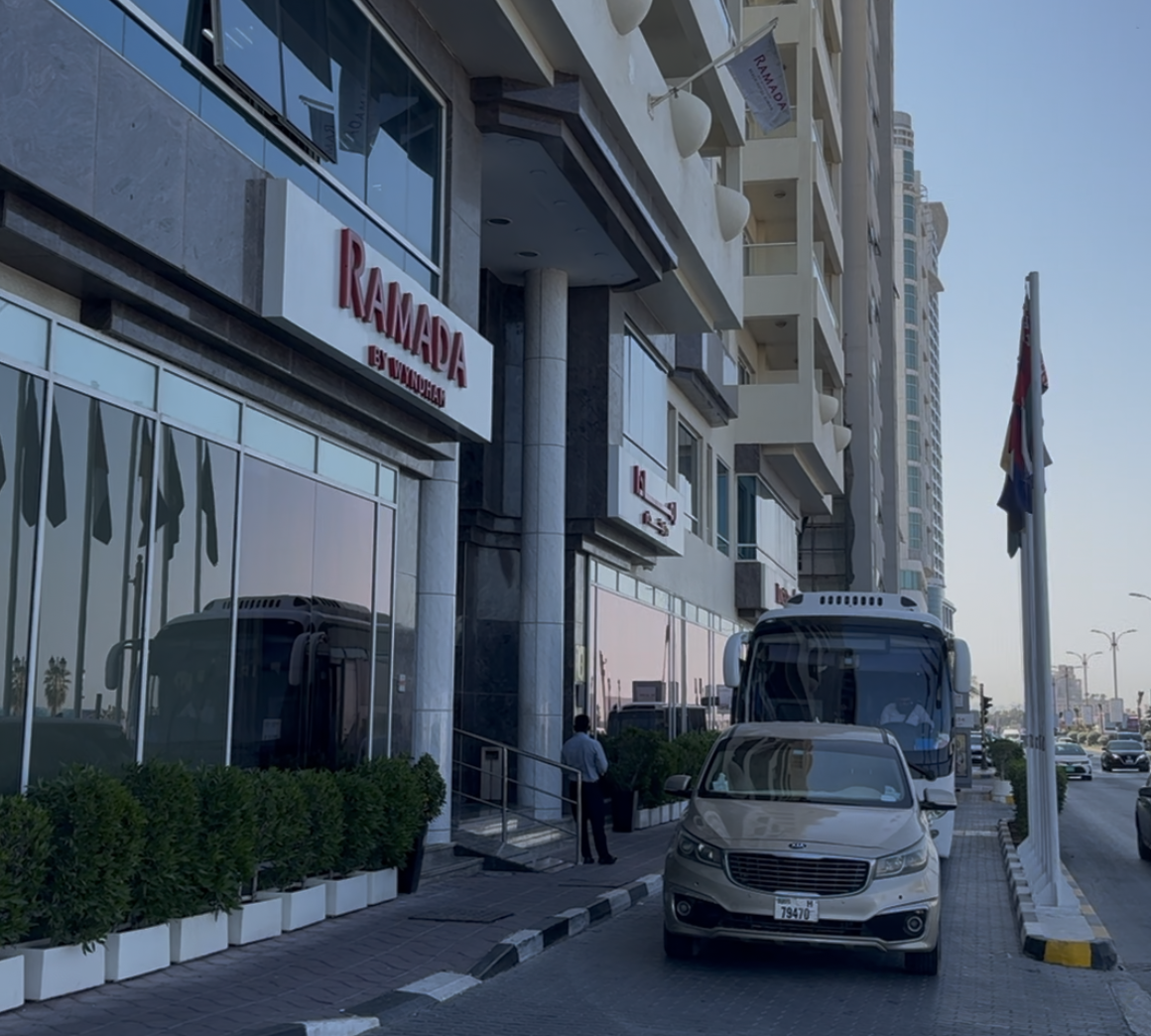 Ramada by Wyndham Beach Hotel Ajman 4*. Вход в отель.