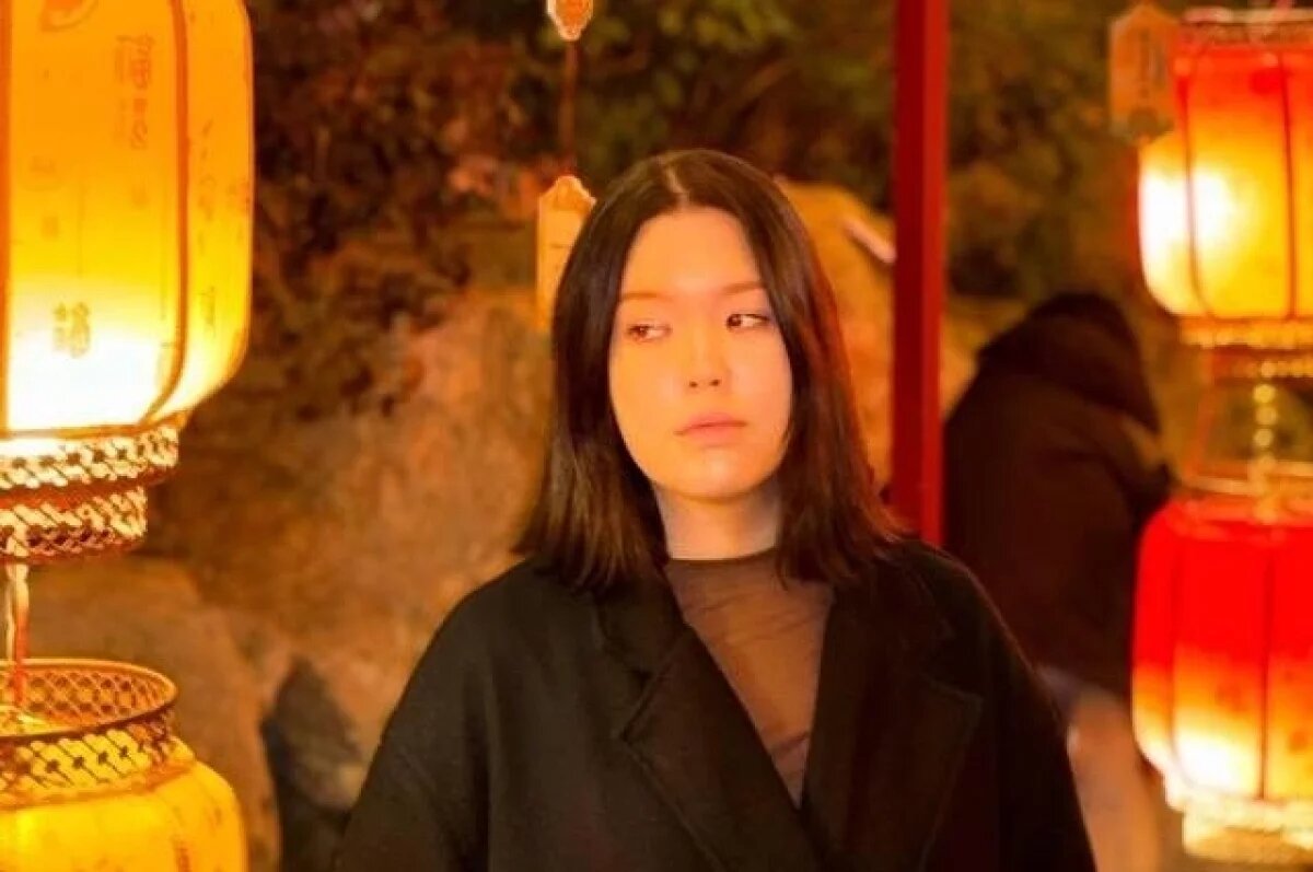    Вода по карточке, толпа и кости на столе.