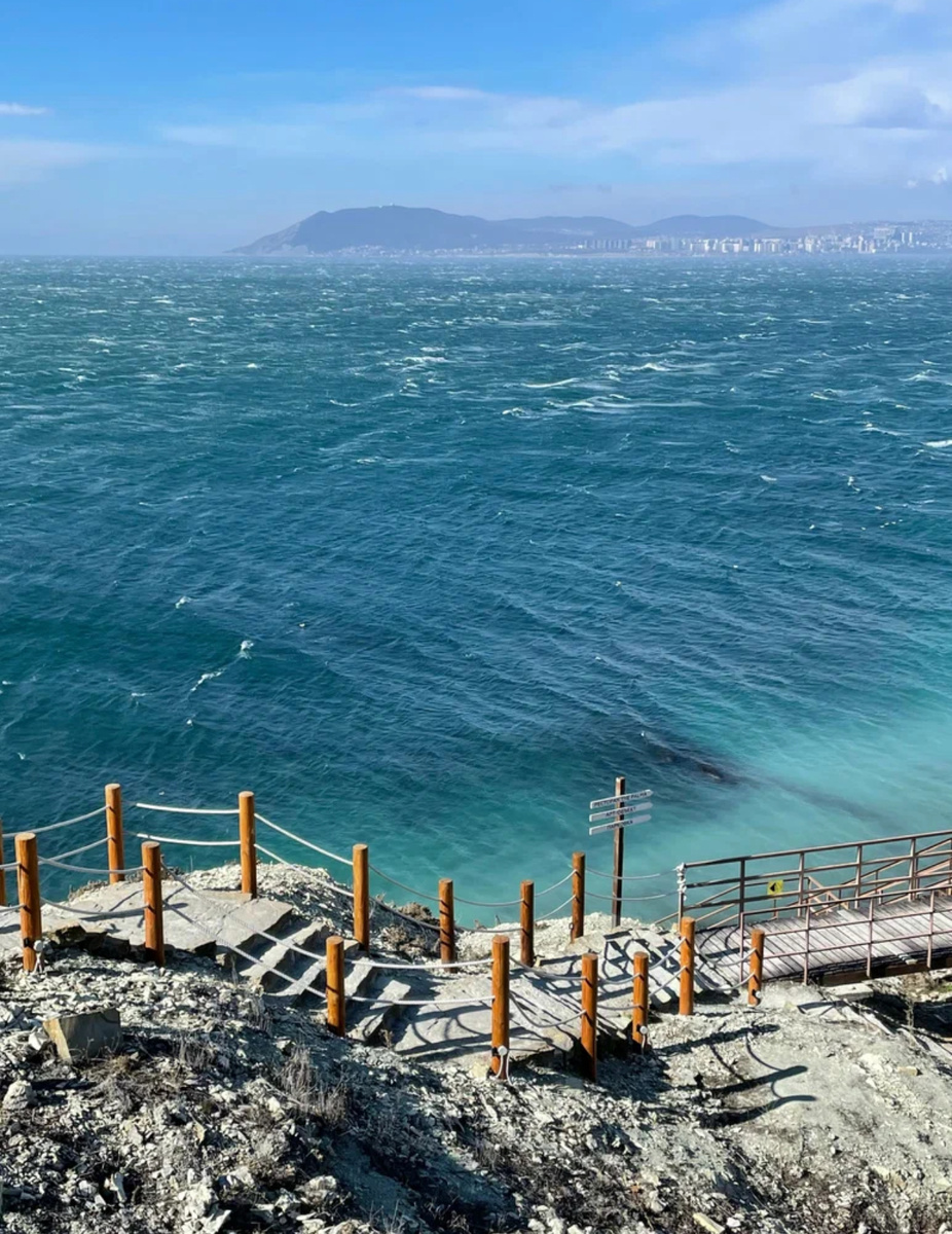 Вид на море в шторм. Отличная локация для того, чтобы безопасно смотреть как эффектно волнуется море