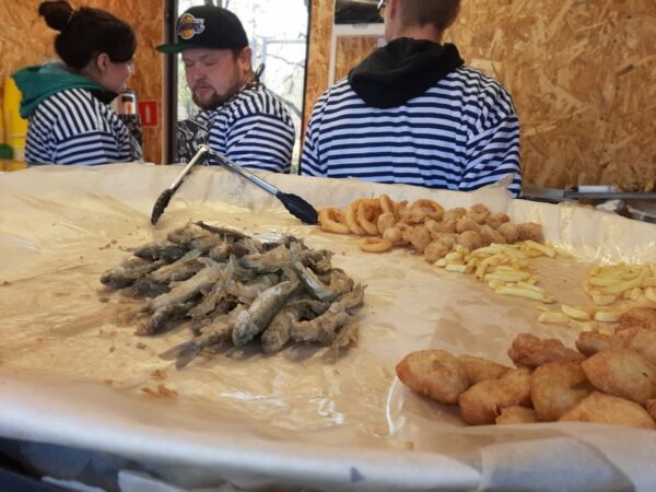 На «Рыбном фестивале» из готовых рыбных деликатесов подают, в основном, жареную корюшку и нагетсы