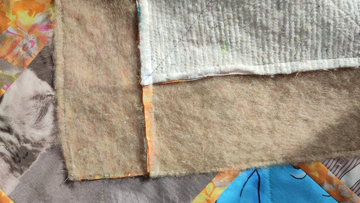 Обтачка с льняным наполнителем. Наполнитель "прибила" горячим утюгом, чтобы он стал примерно одной плотностью с ватином. 