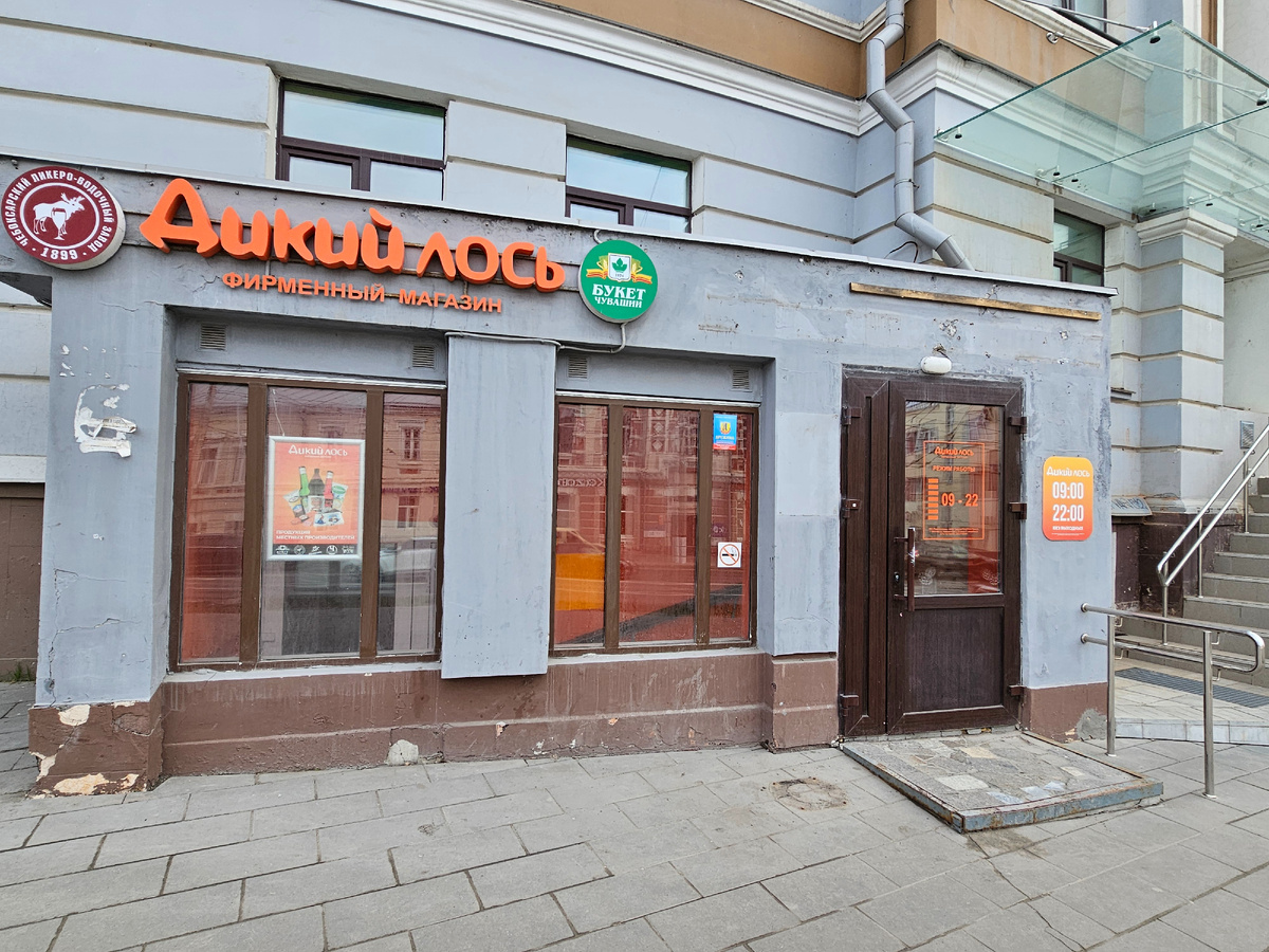 Такой неприметный вход в магазин.