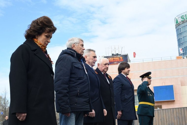 Представители тюменских властей возлагают цветы к стеле
Фото:Никита Сабашников