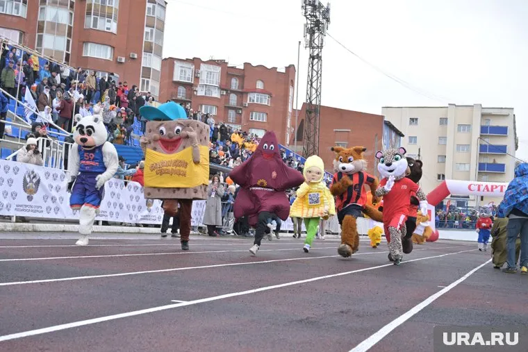 Эстафета началась с юмора
Фото: Руслан Яроцкий © URA.RU