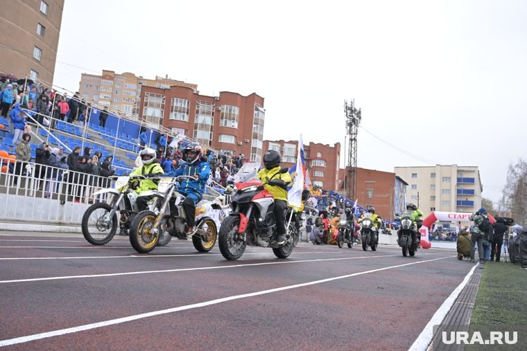 Первыми проехали мотоциклисты
Фото:Руслан Яроцкий © URA.RU