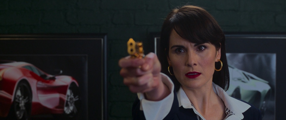 Роль жены Микки должна была исполнить Кейт Бекинсейл, но по семейным обстоятельствам не смогла принять участие в съёмках. 