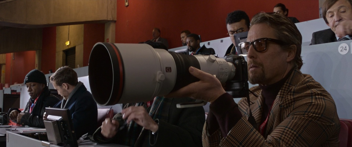 Если тайная слежка - то только такая. Лучшая шутка в фильме. 