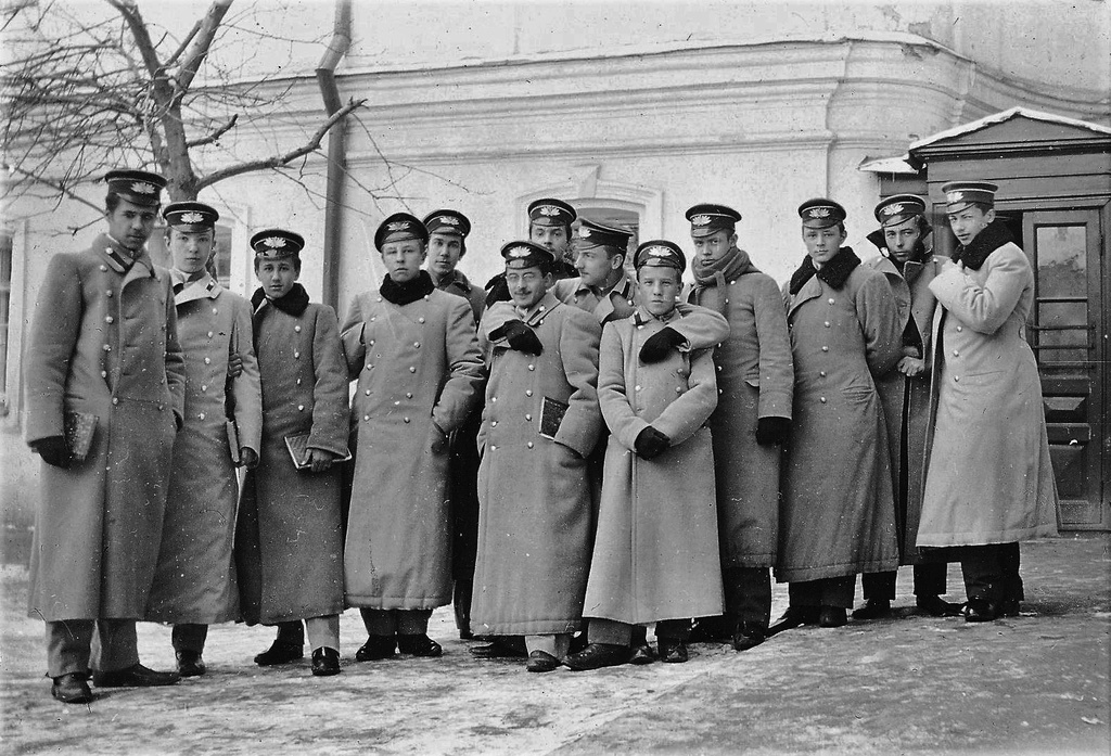 Гимназисты Четвертой Московской гимназии во внутреннем дворе здания гимназии. Автор фотографии неизвестен. Источник:  https://russiainphoto.ru