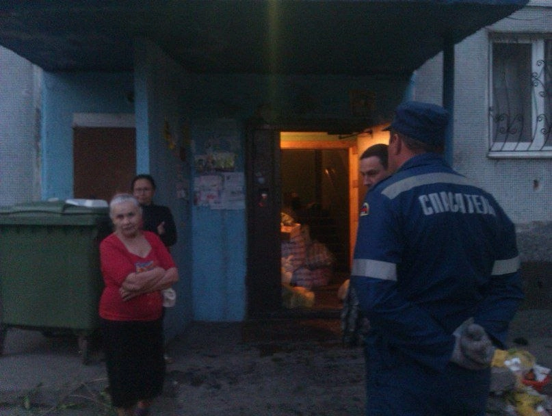 Спесивцевы у своего подъезда