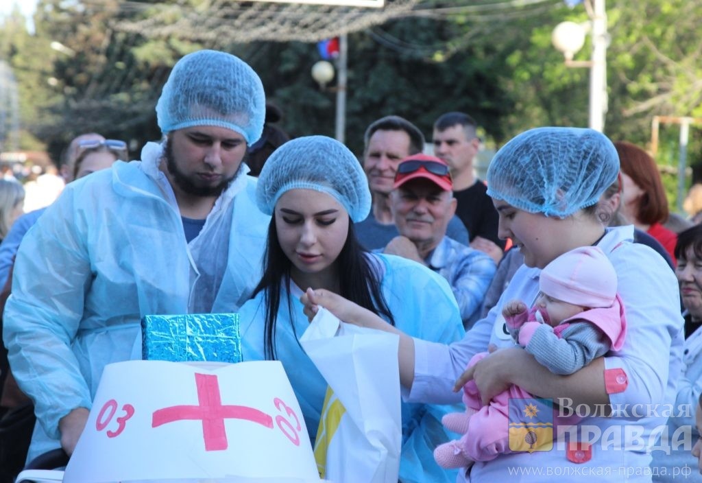 Семья Бутенко с двухмесячной Варварой📷    Капуста, неотложка и майский жук: по Волжскому прокатился 14-й парад колясок
