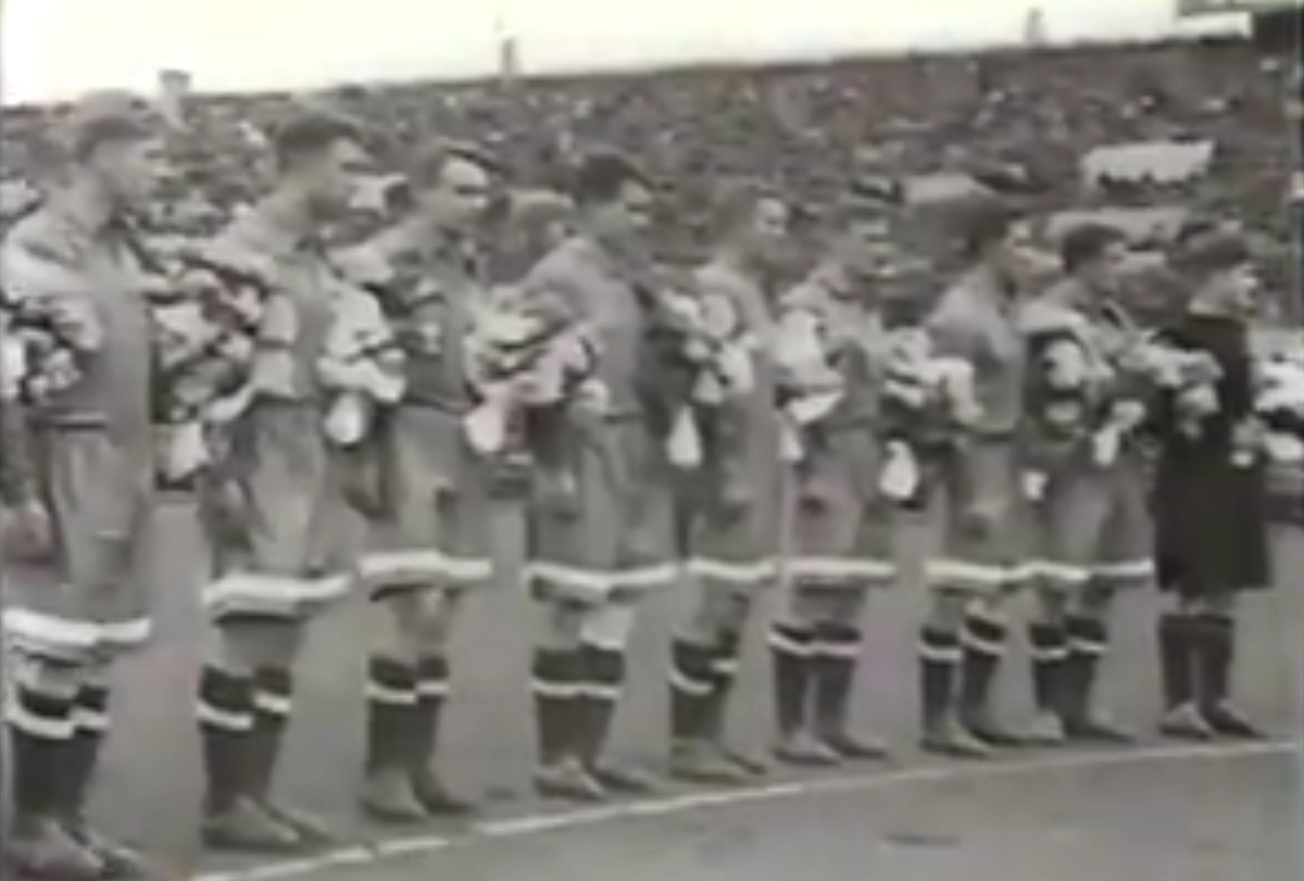 В 1949 году впервые в истории СССР показали телетрансляцию футбола со стадиона "Динамо". Фото: стоп-кадр видео.