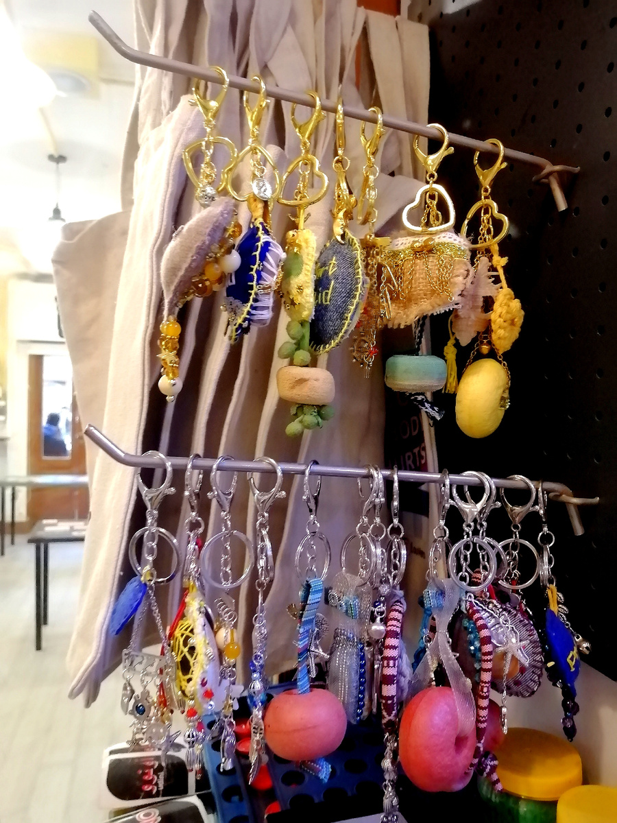 Мои уникальные аутентичные брелки на реализации в кафе, где постоянно бывает большое количество туристов. 