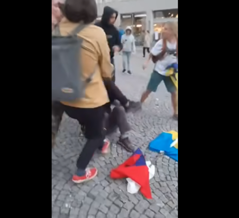    В Чехии на политическом митинге обещали депортацию безработным беженцам с Украины, избив одного из них за украинский флаг