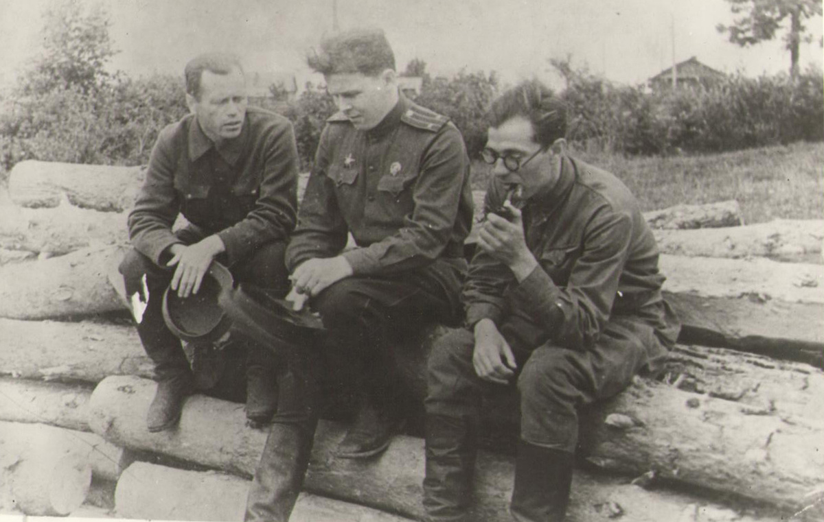 Военные корреспонденты: Д.Д. Осин, А.Т. Твардовский, Н.И Рыленков. 1943 г. Западный фронт/фото из источника smolensk-museum.ru