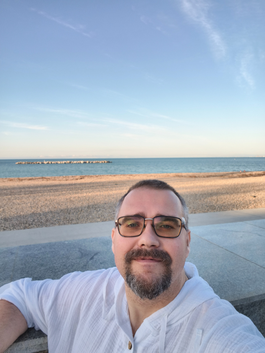 Семен на фоне моря