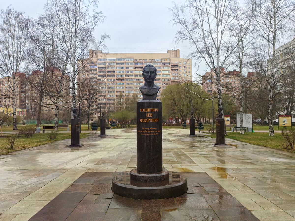 Бюст Льва Макаровича Мациевича / Вид со стороны Аэродромной улицы / Фотография из личного архива / 18 апреля 2025