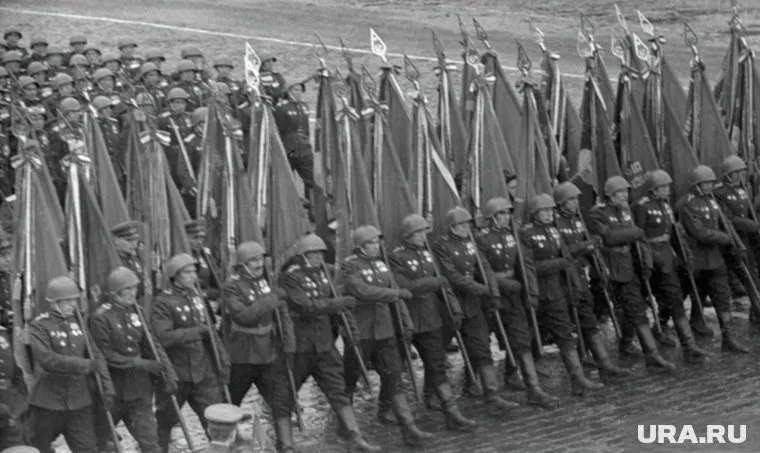 Среди участников первого парада Победы на Красной площади в 1945 году был дедушка югорского депутата
Фото: Израиль Озерский/РИА Новости