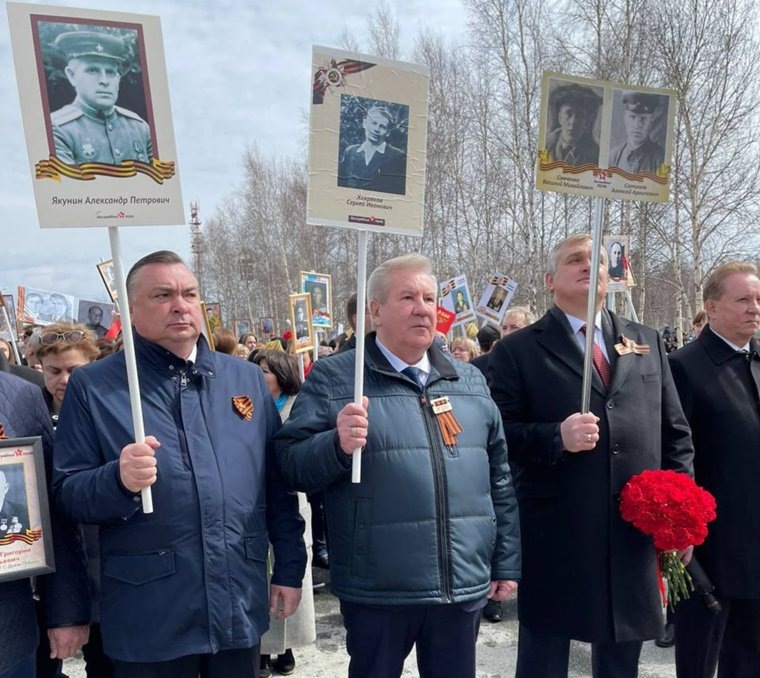 Борис Хохряков с портретом отца
Фото: telegram-канал Бориса Хохрякова