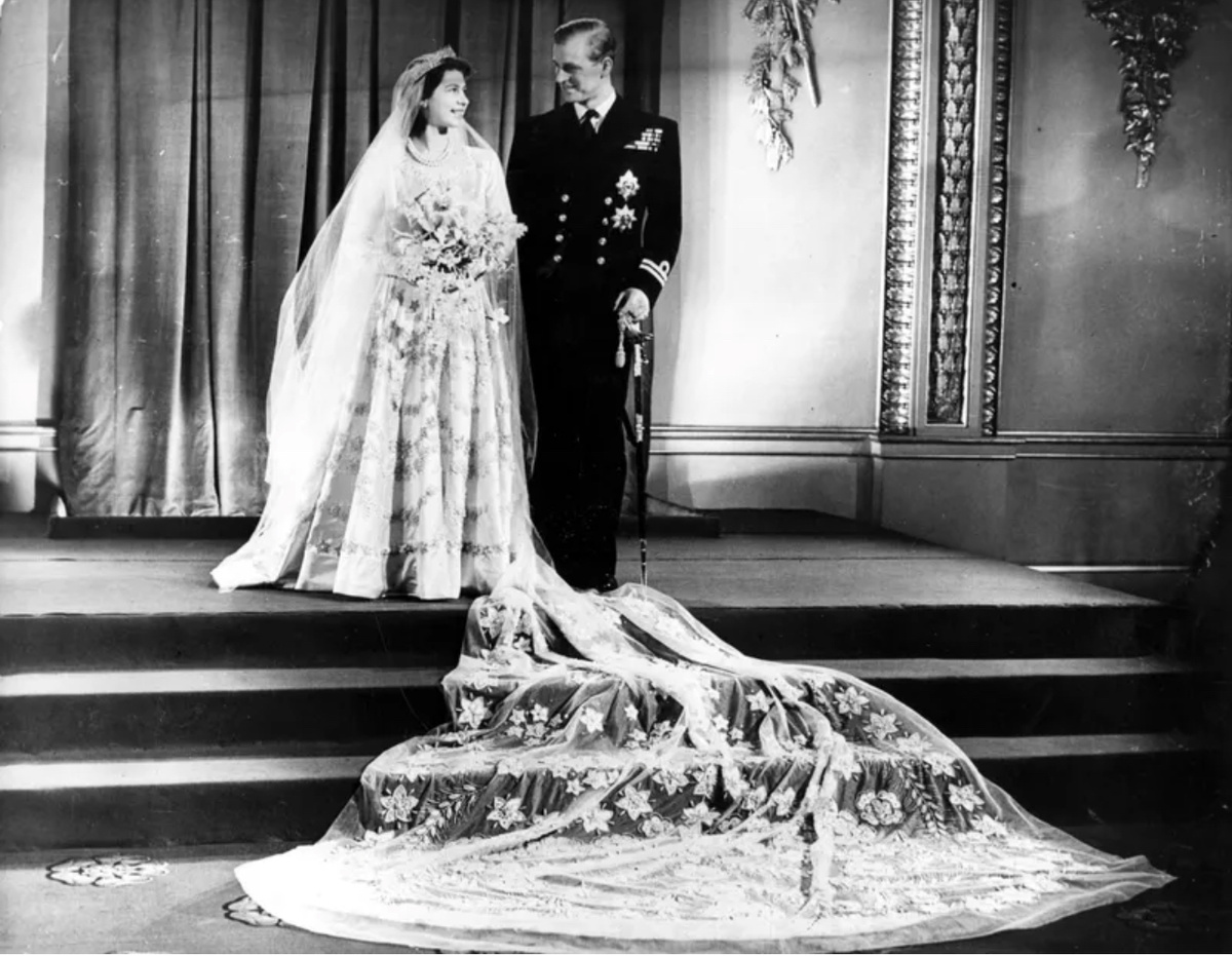 Принцесса Елизавета и принц Филипп, герцог Эдинбургский, в Букингемском дворце после свадьбы 20 ноября 1947 года