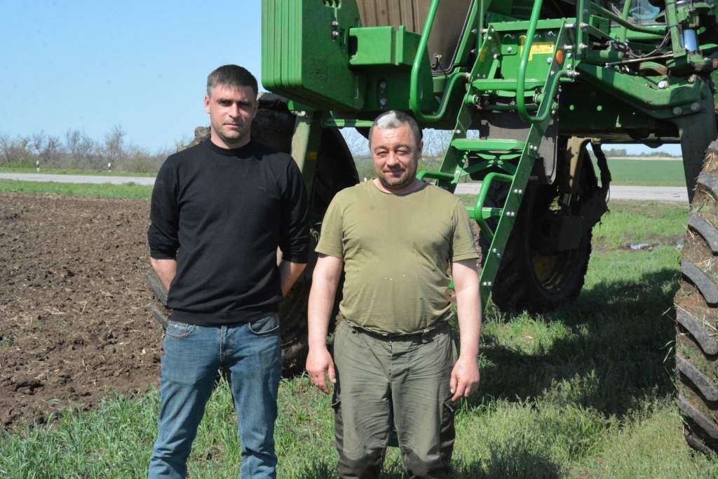   Агроном Евгений Погребенко и механизатор Иван Карачун.
Фото: Е. Антонова. Елена Антонова